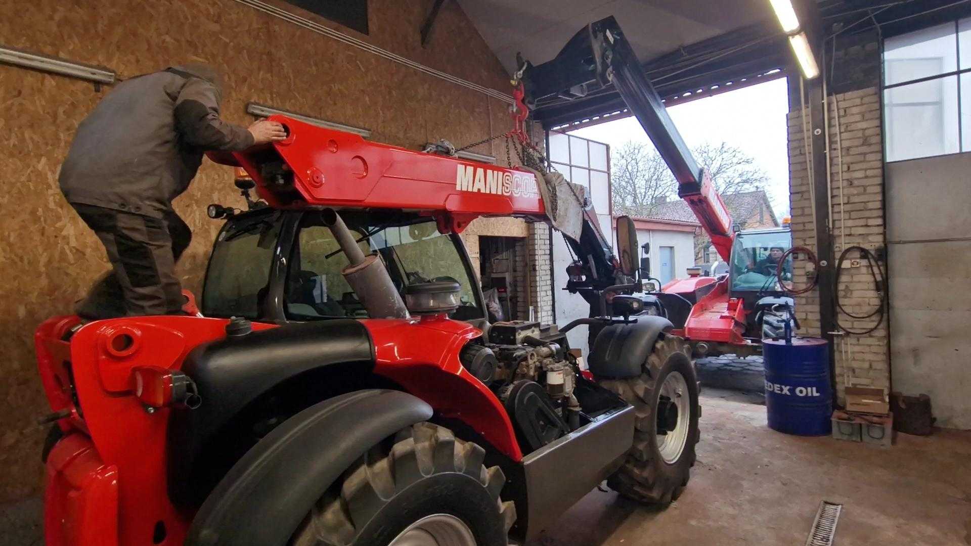 Mechanik Durban przy ładowarce teleskopowej Manitou w hali warsztatu