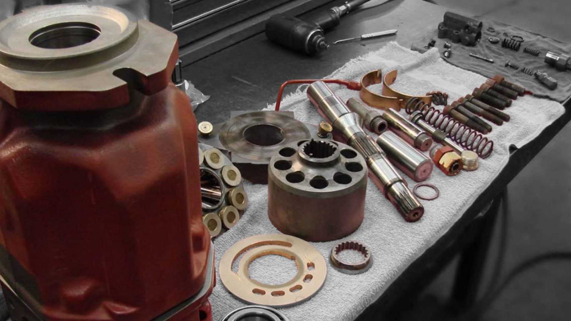 Rozebrana tłoczkowa pompa hydrauliczna na stole warsztatowym
