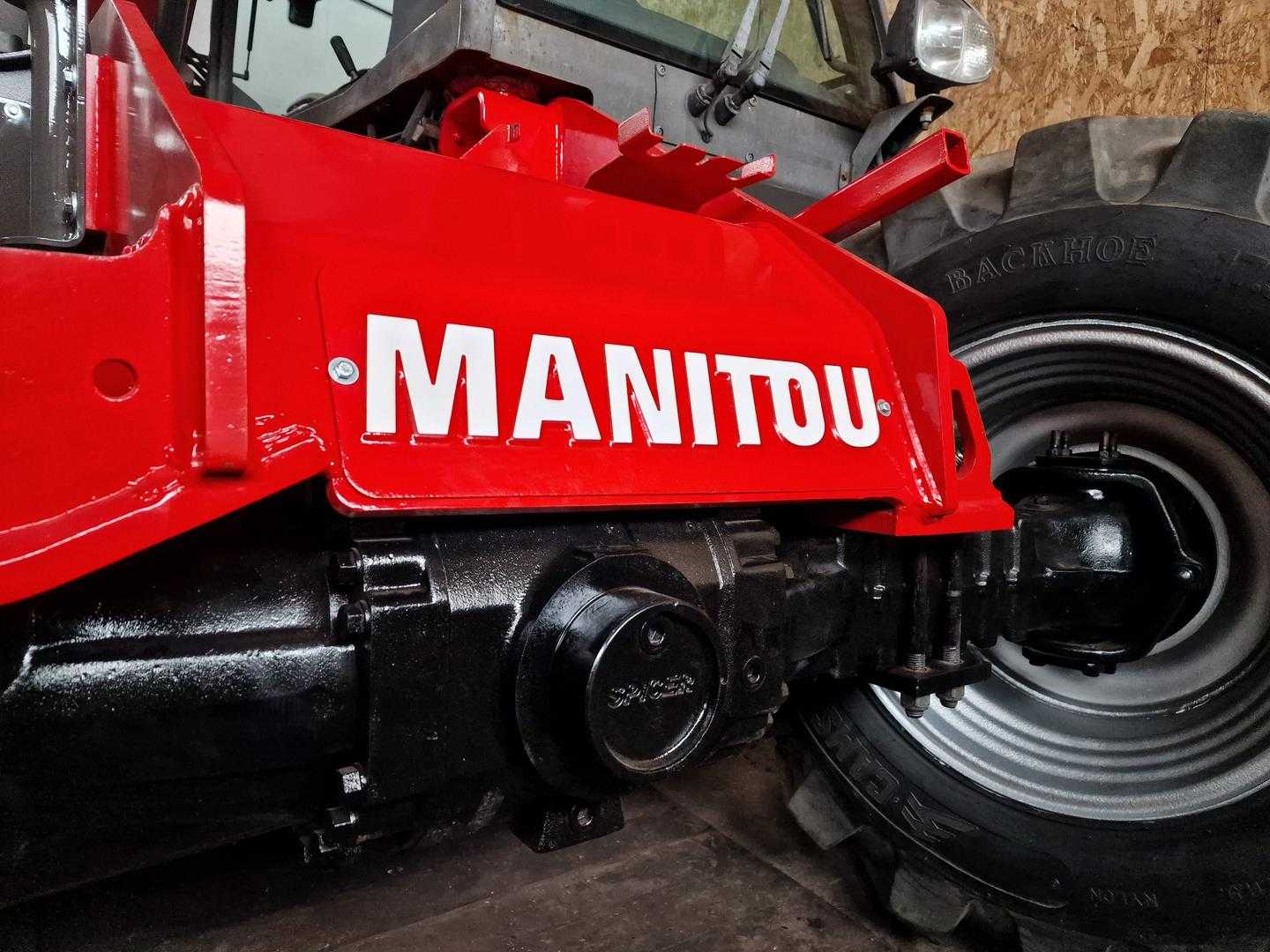 Tylna część ładowarki teleskopowej Manitou z mostem napędowym