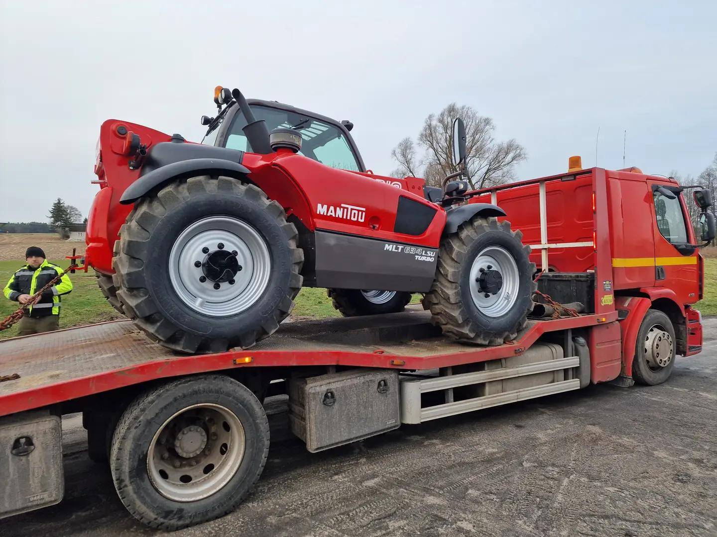 Ładowarka teleskopowa Manitou MLT na lawecie podczas transportu