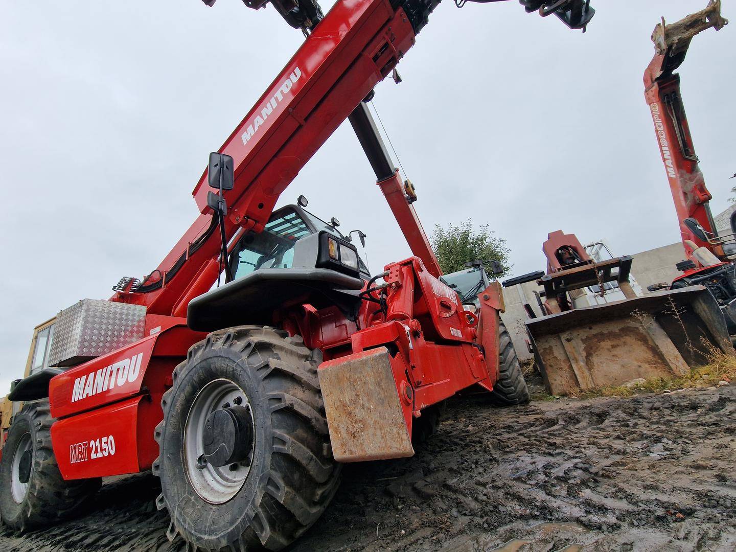 Ładowarka teleskopowa obrotowa Manitou MRT 2150 na placu